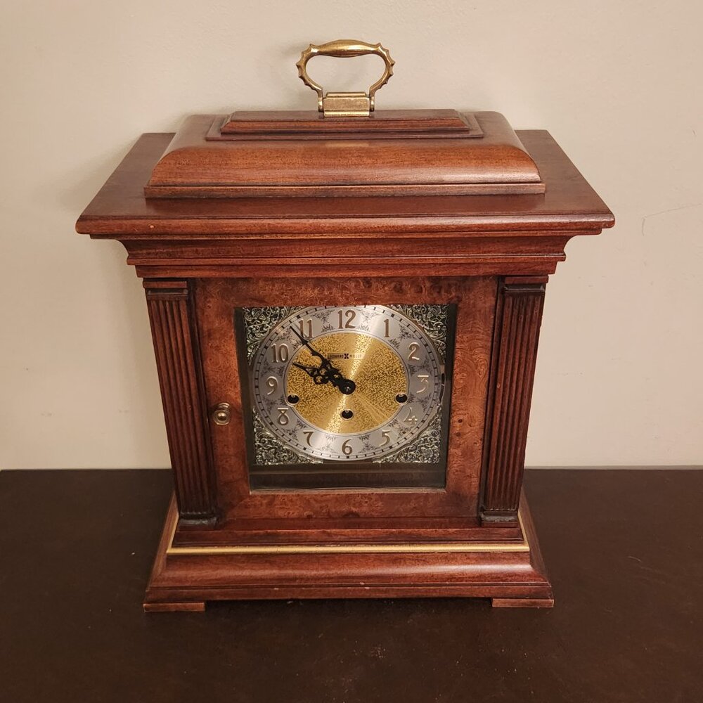 Vintage Howard Miller Colonial Mental Clock is a charming mantel clock (PICK-UP)